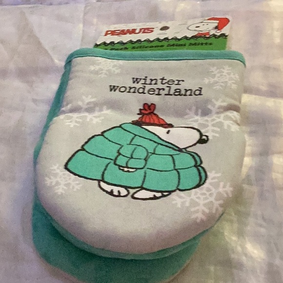 NWT “ Peanuts “ 2 Pack Silicone Mini Mitts Makes Great Gift - Picture 3 of 6